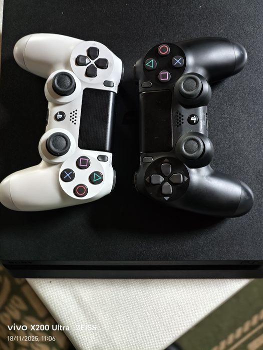 PlayStation 4 com 2 comandos