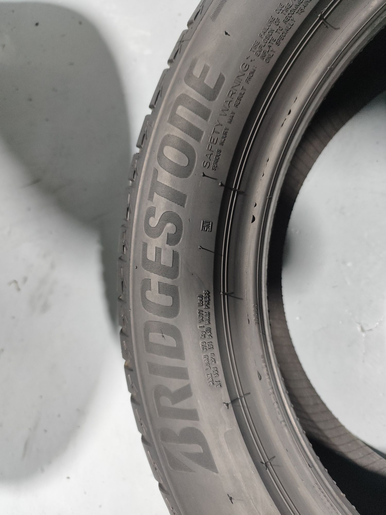 2 pneus semi novos 225-50R17 Bridgestone - Oferta dos Portes