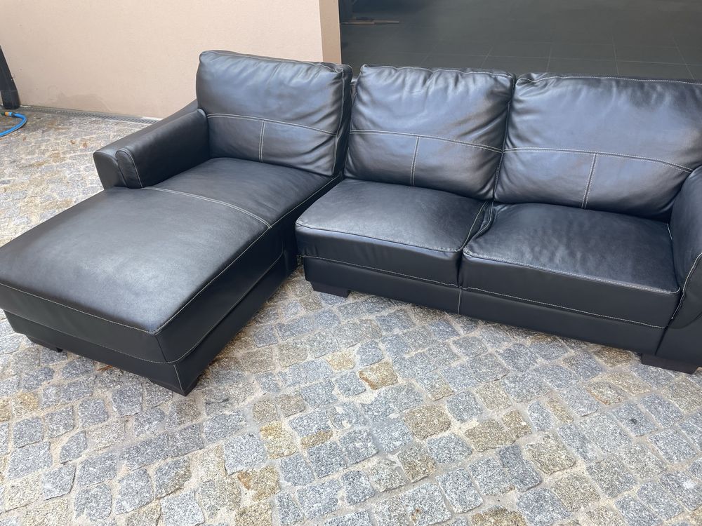 Sofá chaise long em pele preta