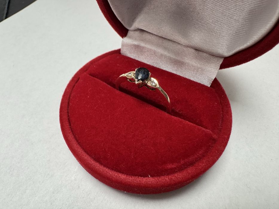 Золота каблучка 585 проби з сапфіром і діамантами