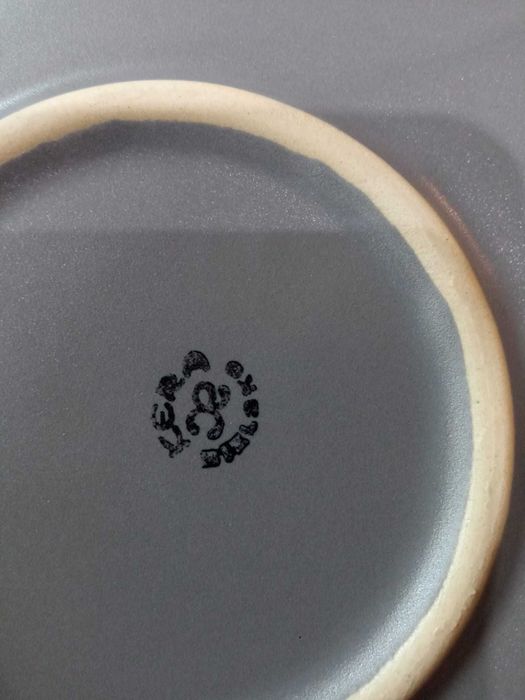 Talerze Talerz kamionkowy 32 cm – idealny na pizzę – szary mat