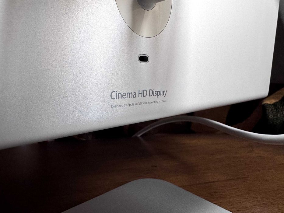 Продаю оригинальный Apple HD Display 23 дюйма в отличном состоянии