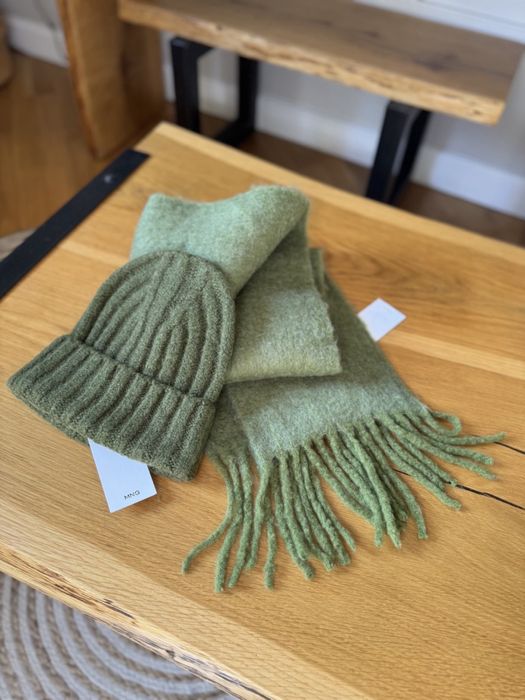 Шапка і шарф у трендовому оливковому кольорі