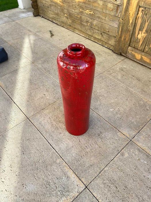 Jarrão decorativo de louça em tons de vermelho