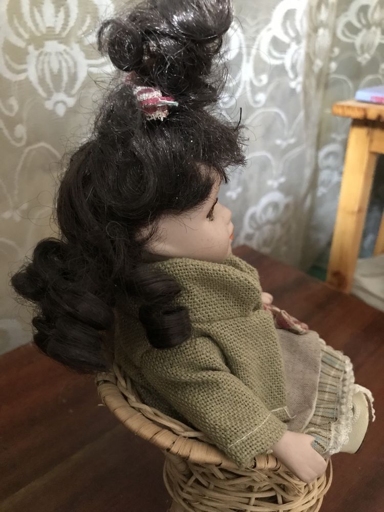 Кукла в кресле
