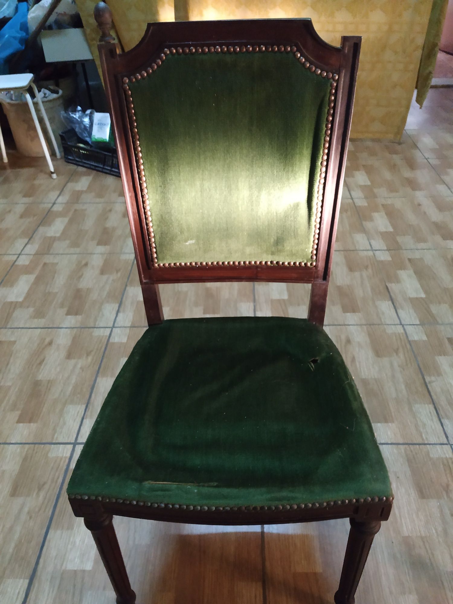 Cadeiras de madeira para restaurar