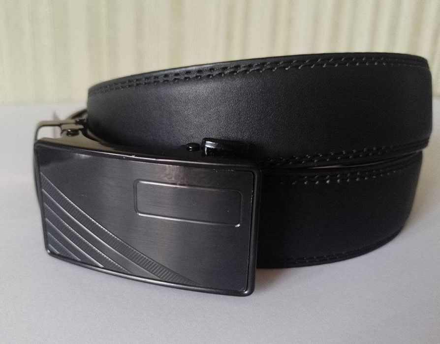 Мужские  кожаные  ремни с пряжкой .