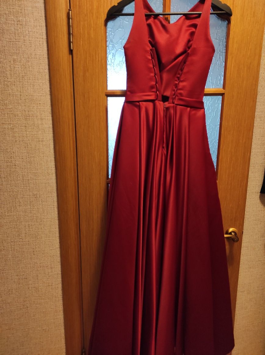 Продам випускну сукню вишнево- бордового кольору та біжутерію до неї