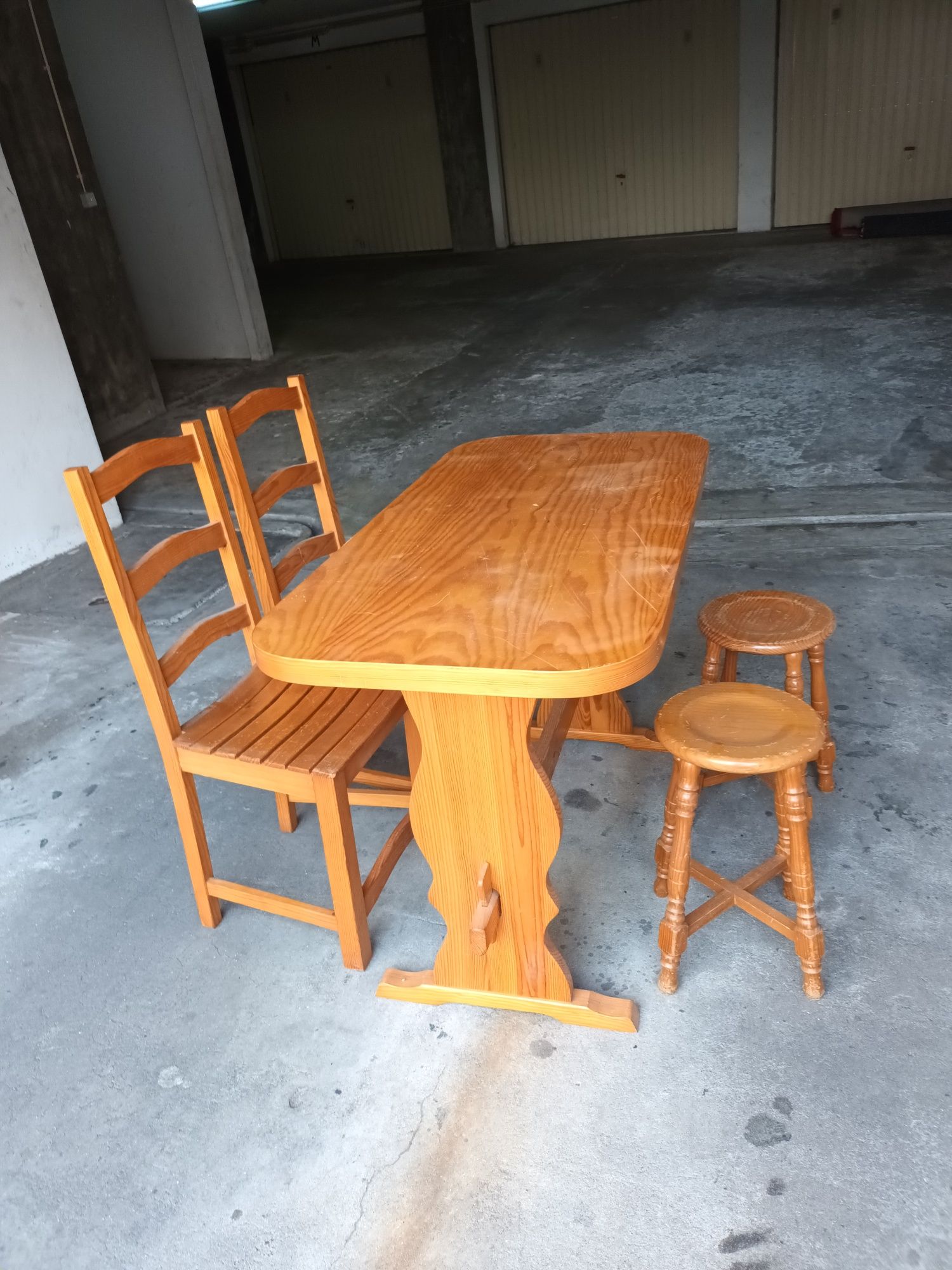 Mesa em madeira com 2 cadeiras e 2 bancos, 1.25m×0.60.