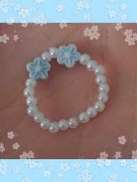 pierścionek z koralików z kwiatuszkami handmade