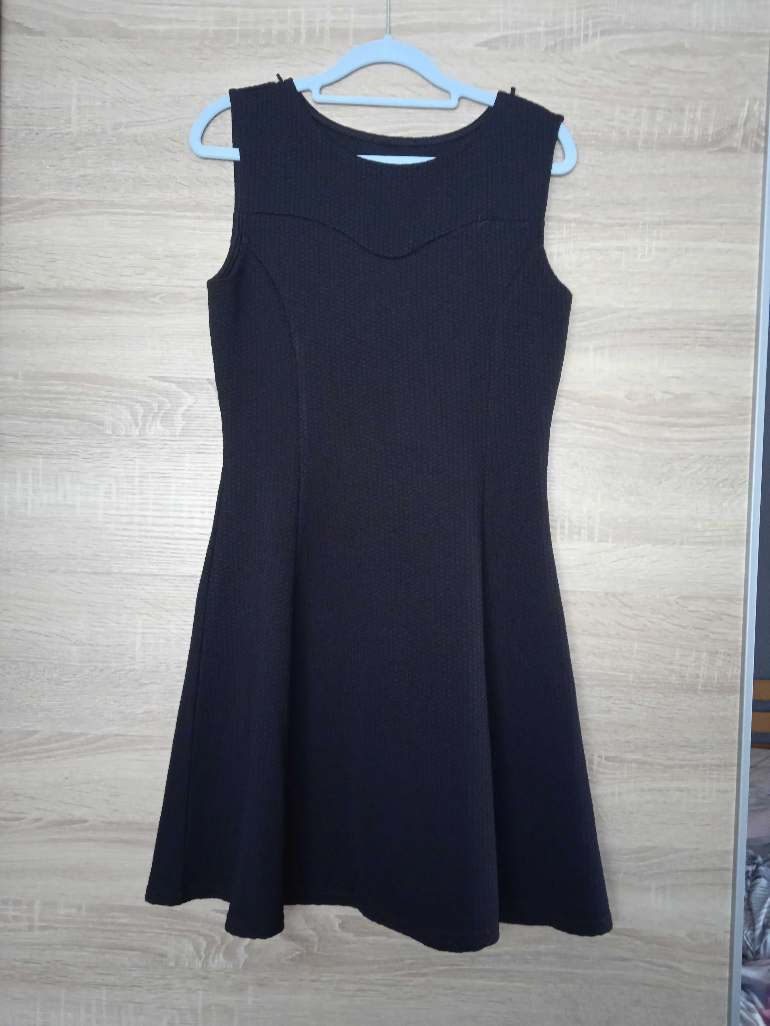 Elegancka czarna sukienka*
