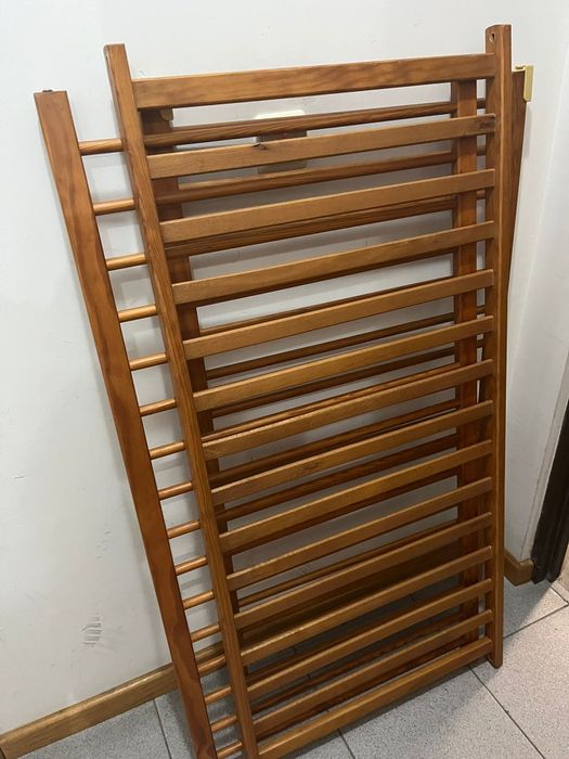 Cama para bebé de madeira
