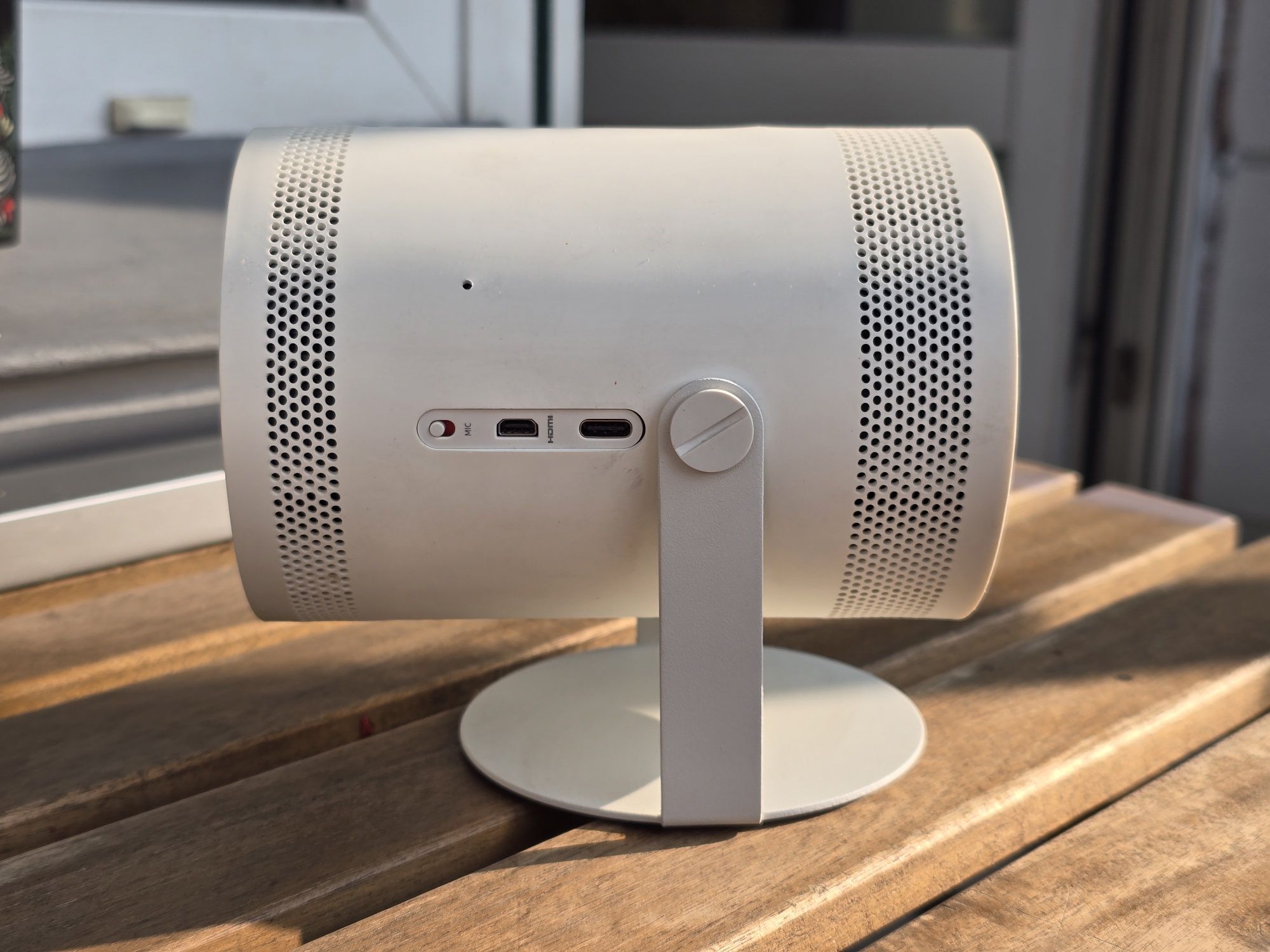 Samsung The Freestyle (1st Gen) – портативний смарт-проєктор