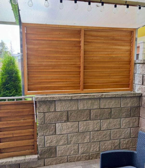 Żaluzje drewniane ruchome deseczki zabudowa tarasów altan i balkonów