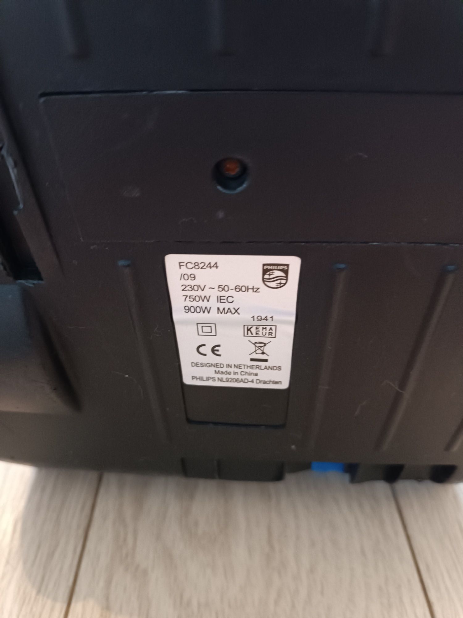 * Odkurzacz workowy Philips PowerGo FC8244/09