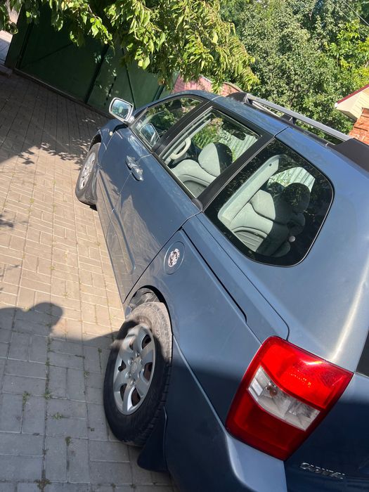 Продам авто в хорошому стані KIA CARNIVAL