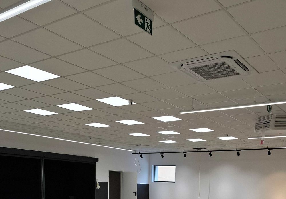 Montaż sufitów kasetonowych owa armstrong