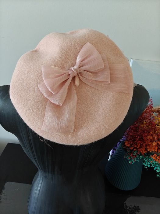 Ciepła beretka z pluszu z kokardą – idealna na zimę