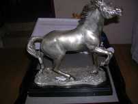 estatueta cavalo selvagem