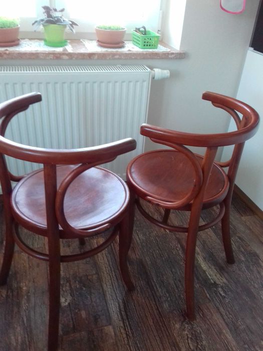 Stary, gięty fotel polskiej produkcji.