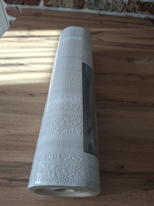 8 rolek tapety białej wzorzystej ze srebrnym brokatem