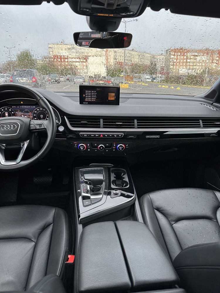 Продаю машину Audi Q7