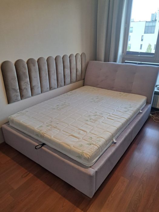 Łóżko z materacem i pojemnikiem na pościel