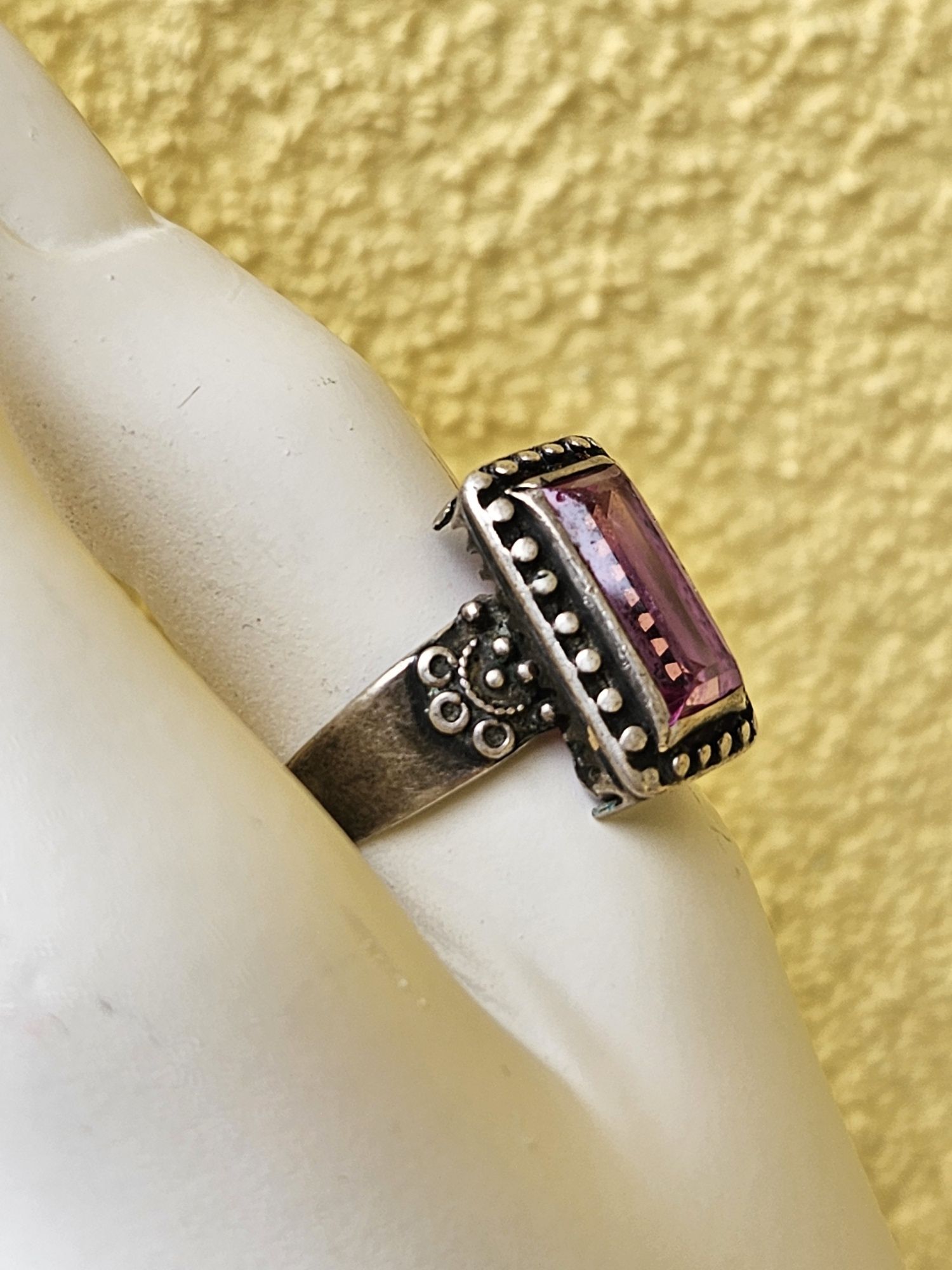 Stary srebrny pierścionek z różowym kamieniem vintage
