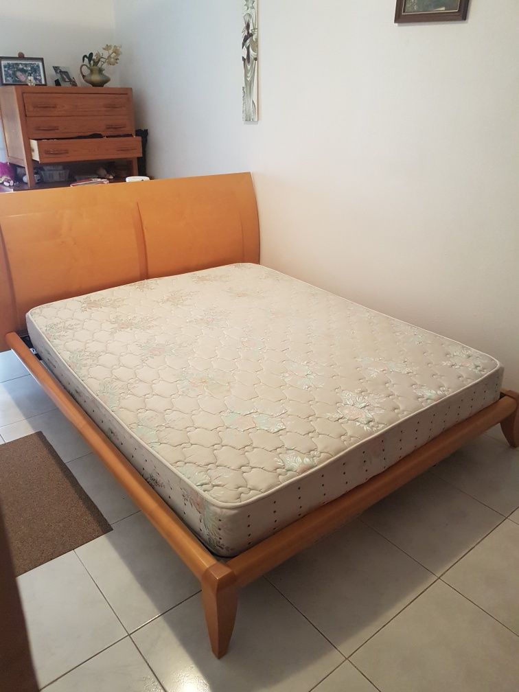 Vende-se cama casal em madeira maciça + colchão