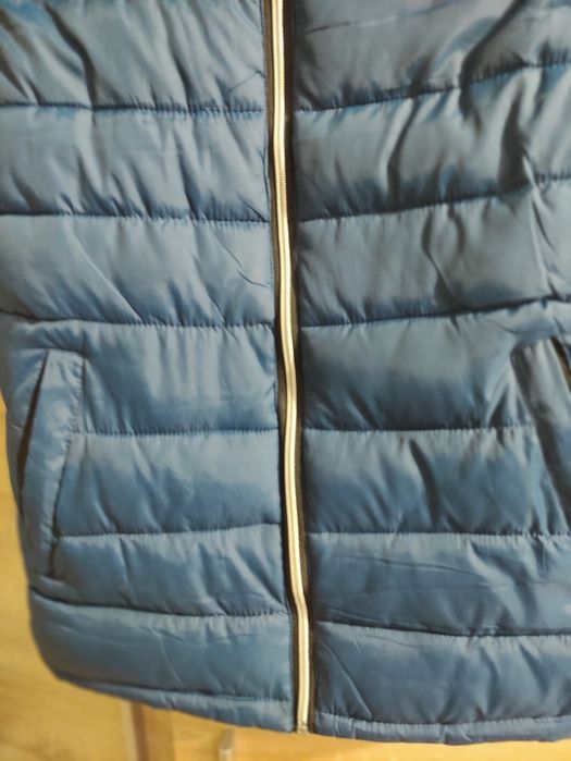 Класна жилетка синього кольору р.S-М. В гарному стані.