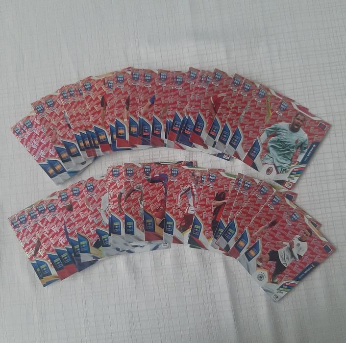 Panini Fifa 365v2026 zestaw 50 kart Fans wszystkie w kolorze czerwonym