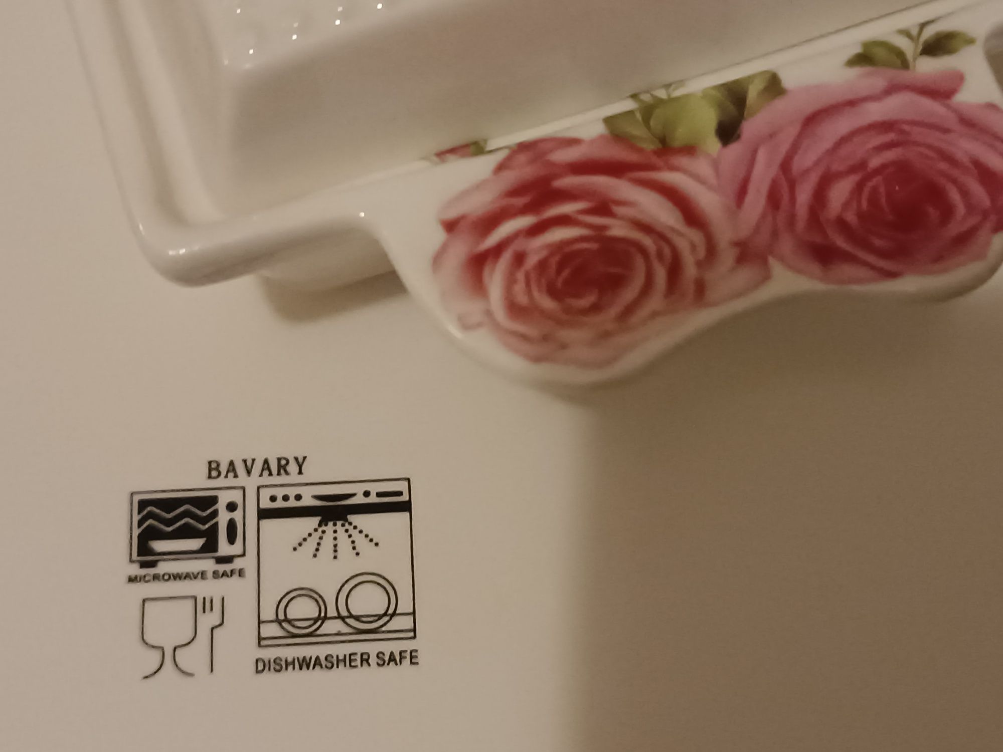 Ceramiczne pojemniki z motywem róż