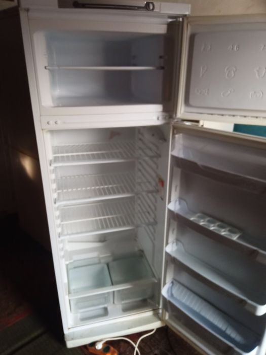 Двухкамерный холодильник Индезит в отличном состоянии