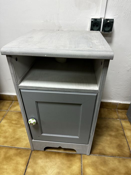 Szafka nocna lub pomocnik w szarosci