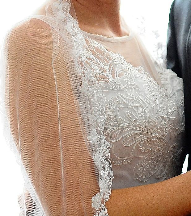 Piękny biały zdobiony kryształkami welon ślubny