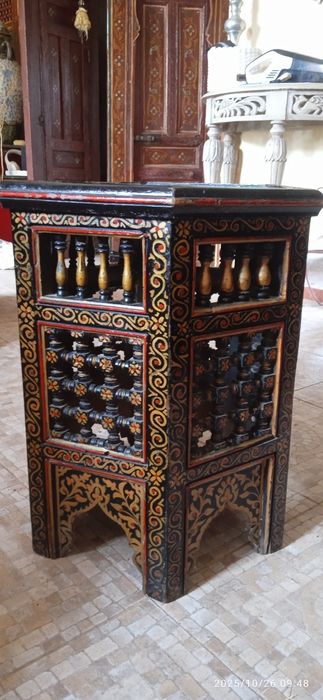 Vende-se duas pequenas mesas de pedestal marroquinas
