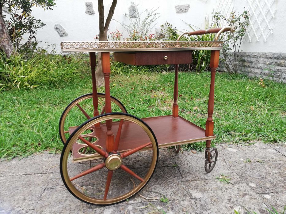 Carrinho - Garrafeira vintage, em madeira com detalhes de metal