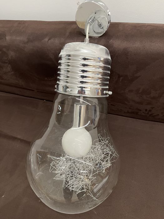 Żyrandol w kształcie żarówki