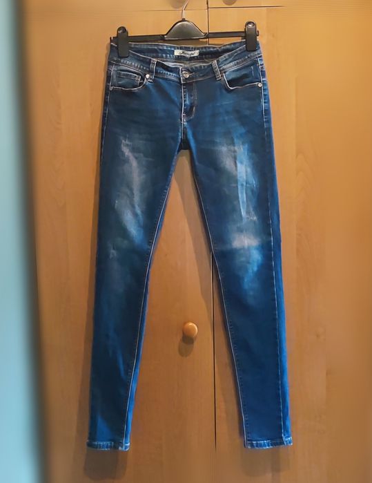 Spodnie jeansy z przetarciami rurki r.M