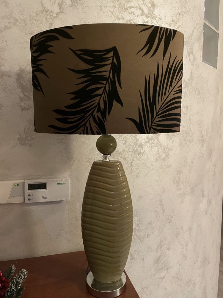 Lampa z abarzurem w pióra