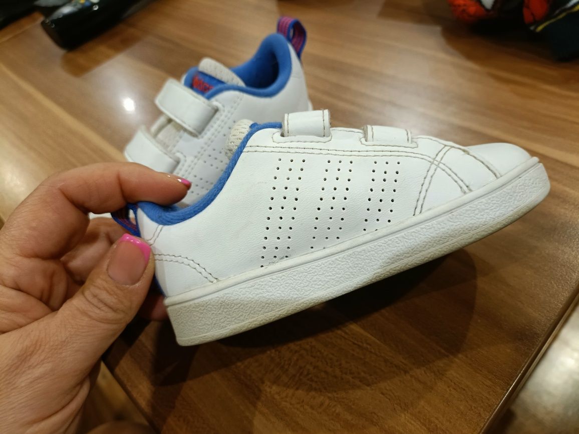 Białe adidasy na rzepy trampki dla chłopca r.22 biała podeszwa Adidas