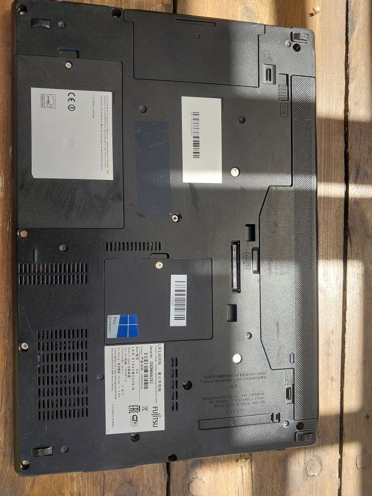Laptop Fujitsu E744 procesor I5 ram 8GB dysk SSD 256GB matryca 14"