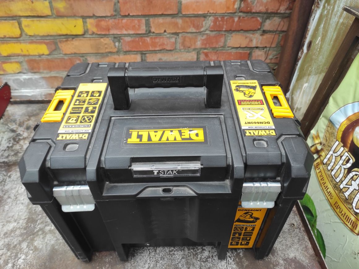 Цвяхозабич акумуляторний DeWalt DCN660NT