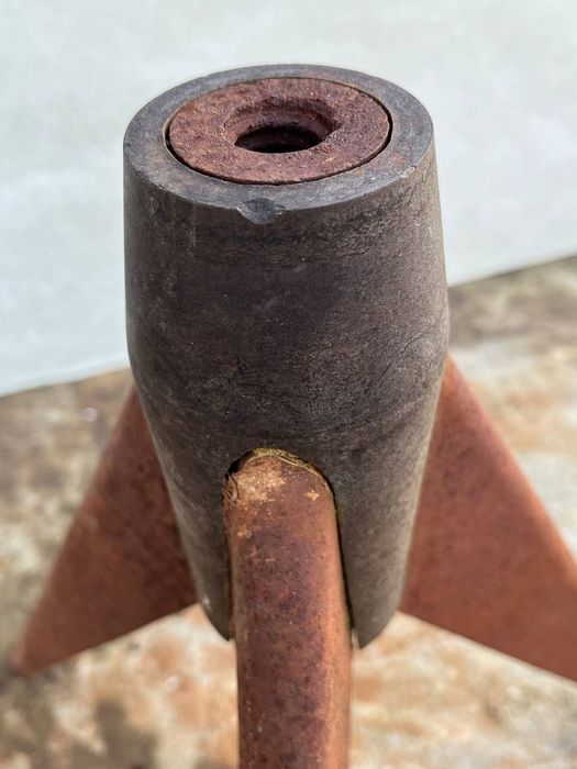 Тренога от стула винтового.