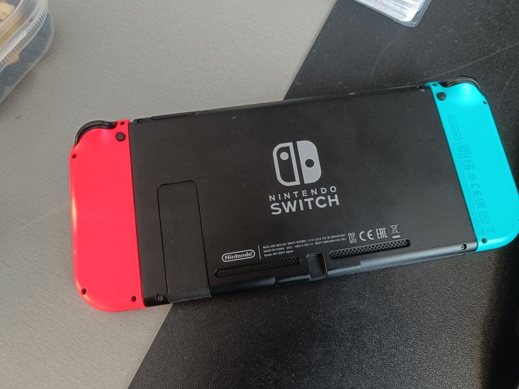 Konsola Nintendo switch  z 5 grami i 32GB pamięci