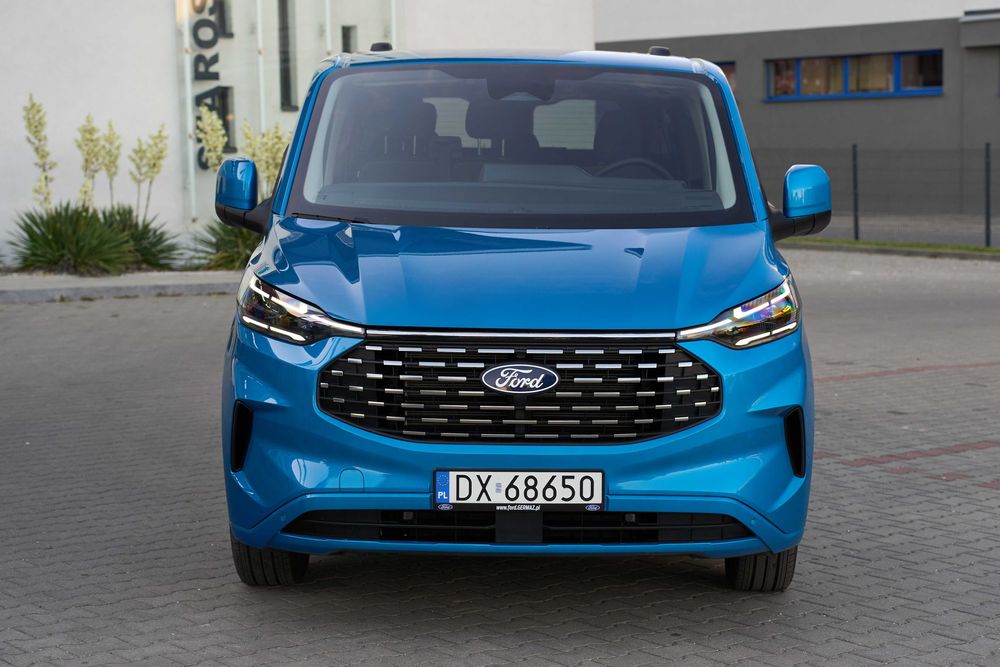 Wynajem Busa 9 osobowego. Ford Transit Custom. MATRIX LED 2025r.