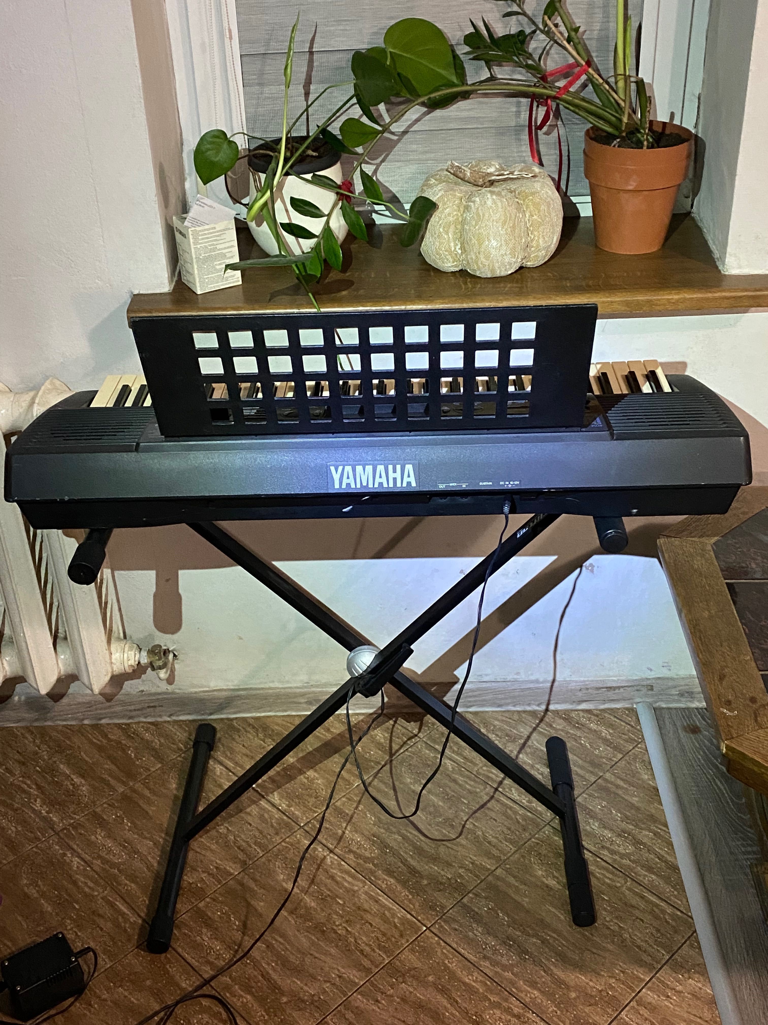 Yamaha Keyboard PSR -320 +Stojak