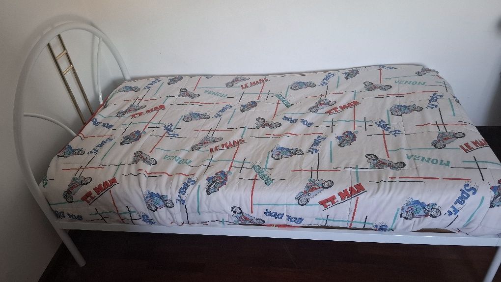 Cama de solteiro com oferta de estrado e colchão