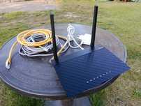 Router ASUS DSL-N12E z zasilaczem.