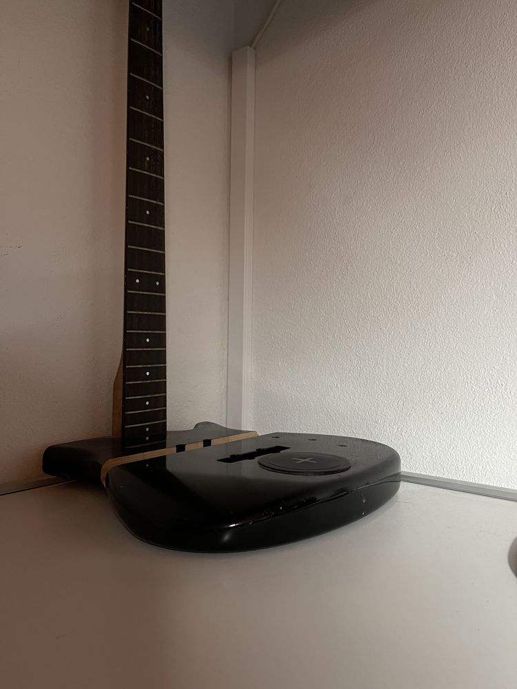 Guitarra elétrica pra decoração com carregador QI